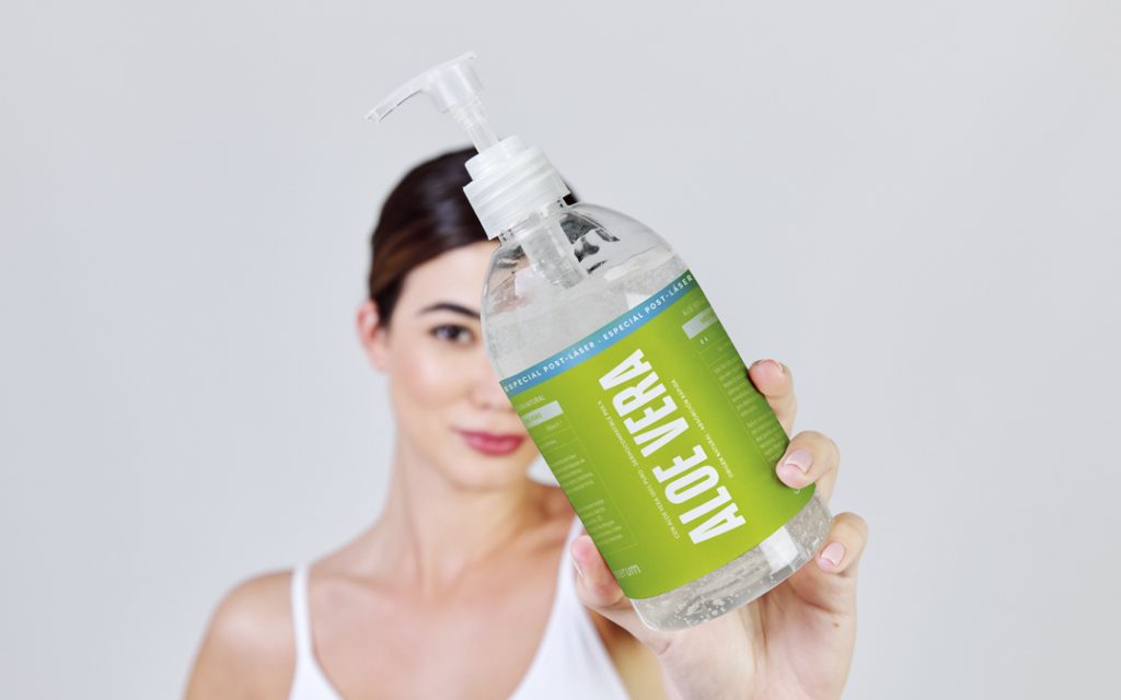 mulher-com-gel-puro-aloe-vera-na-mao