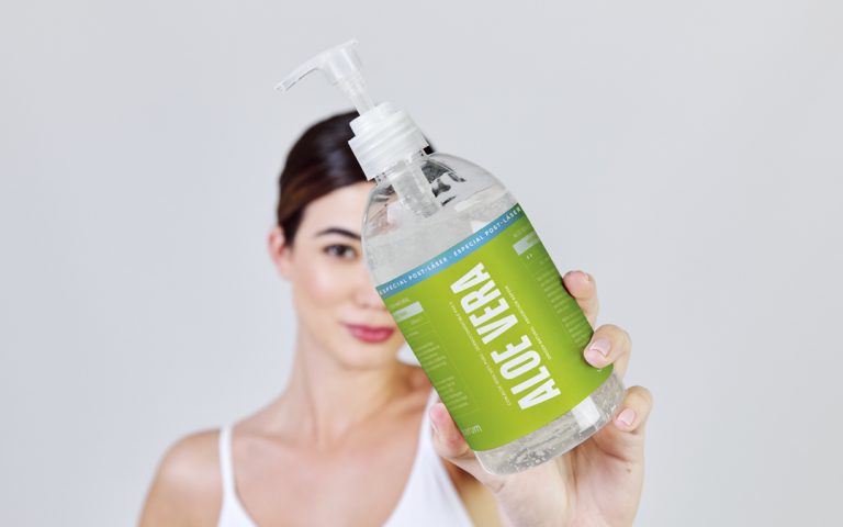 mulher-com-gel-puro-aloe-vera-na-mao