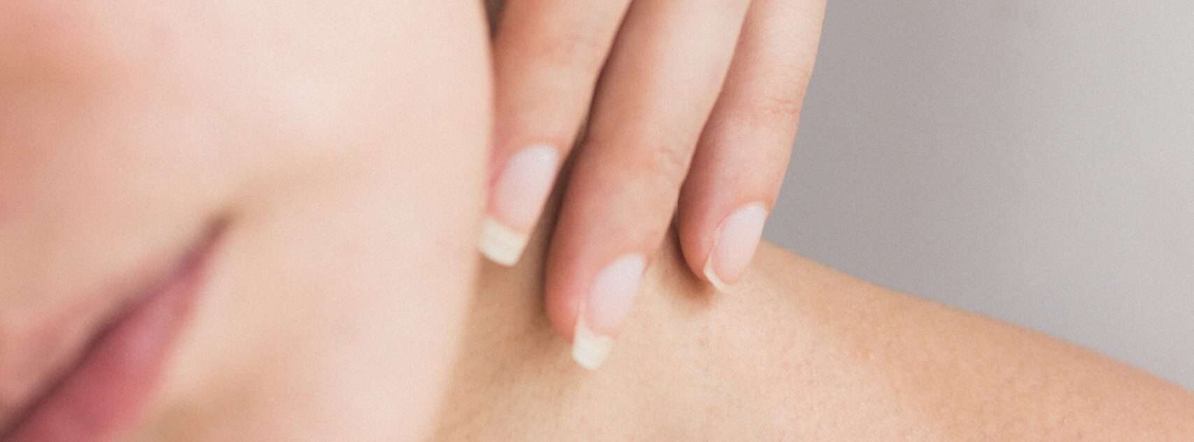 Depilacion laser facial, mujer tocandose suavemente la cara