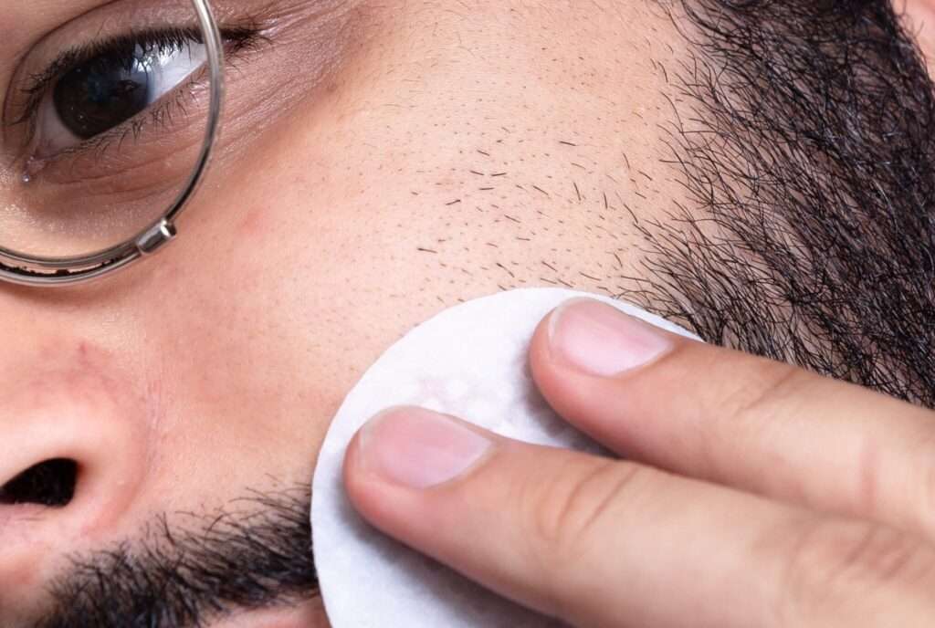 Rutina facial de hombre con vello en la barba